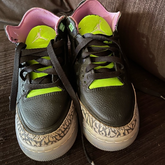 Girls Air Jordan’s size 4y - Picture 2 of 3